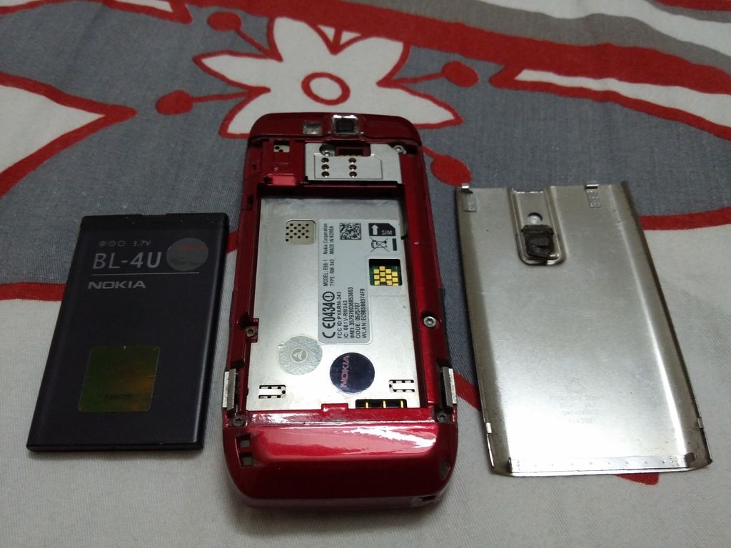 bán dùm người quen Nokia E66 màu đỏ , còn đẹp - 1 con Iphone 3GS 32gb xấu xí lỗi nhẹ - 10