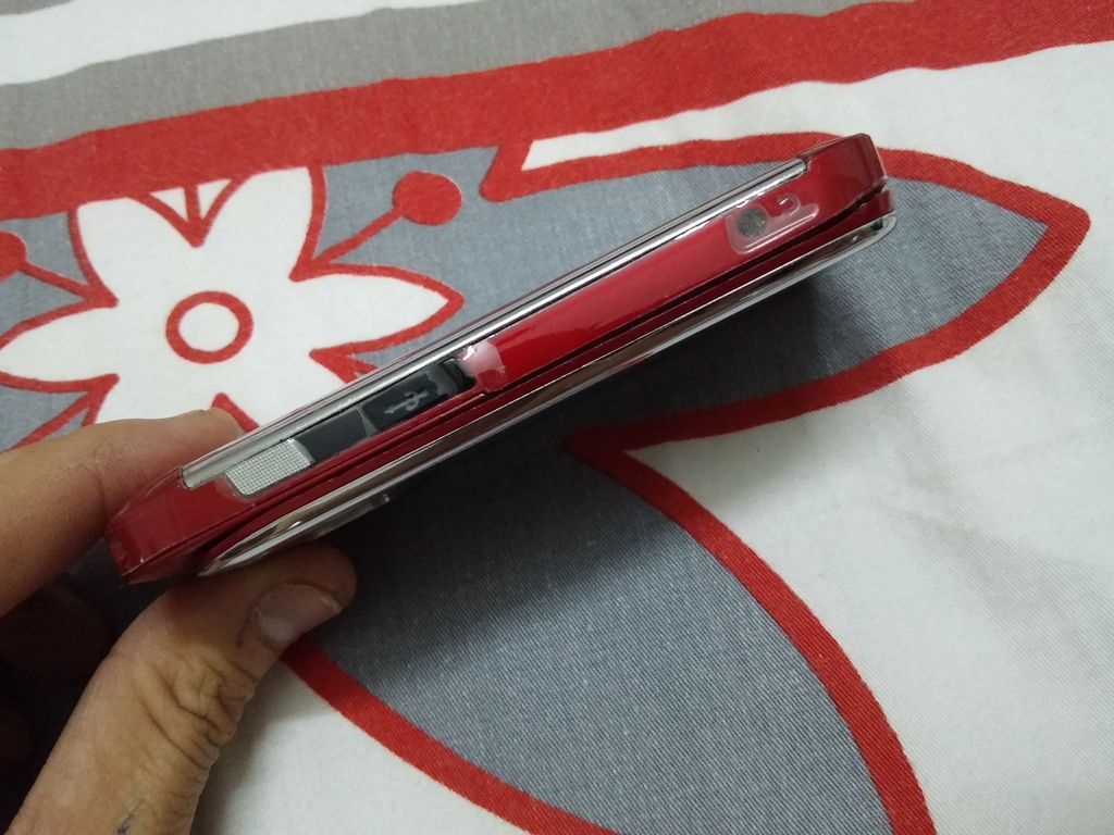 bán dùm người quen Nokia E66 màu đỏ , còn đẹp - 1 con Iphone 3GS 32gb xấu xí lỗi nhẹ - 4