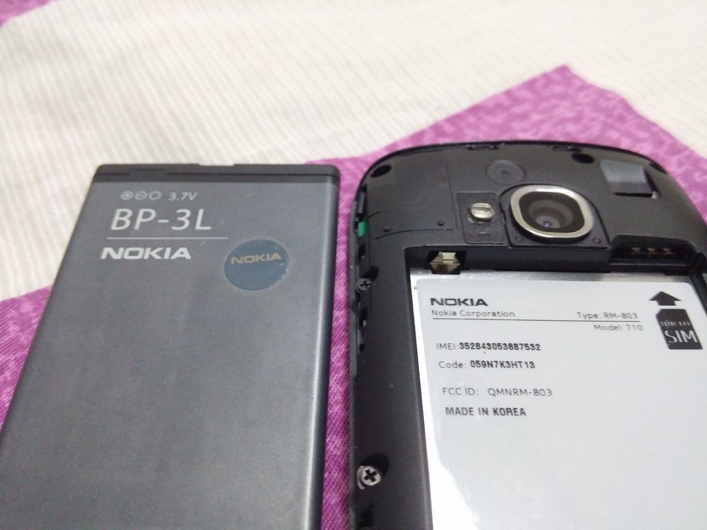 bán dùm người quen Nokia E66 màu đỏ , còn đẹp - 1 con Iphone 3GS 32gb xấu xí lỗi nhẹ - 24